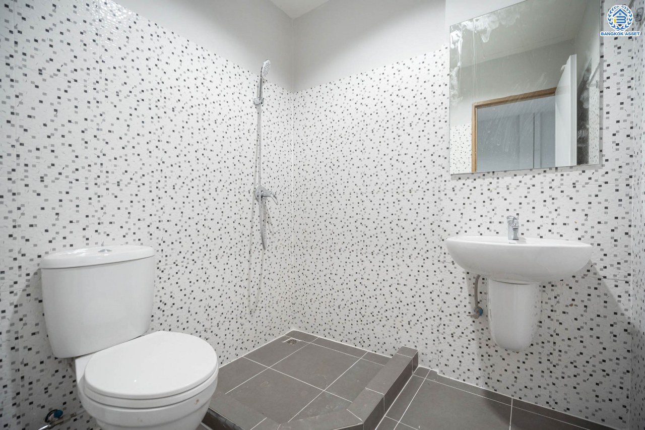 บ้านมือสองตกแต่งใหม่ ทาวน์เฮ้าส์ทำเลโซนเมือง! โครงการ เกร็ดแก้วการ์เด้น รัตนาธิเบศร์ ที่สุดของความคุ้ม เนื้อที่ 17 ตร.ว. พื้นที่ใช้สอย 116 ตร.ม. ฟังก์ชัน 2 ห้องนอน 2 ห้องน้ำ 1 ที่จอดรถ บนทำเลศักยภาพ ติดถนนรัตนาธิเบศร์ ใกล้ทางด่วน "งามวงศ์วาน" เซ็นทรัลรัตนาธิเบศร์ และรถไฟฟ้าสายสีม่วง "สถานีบางกระสอ"...